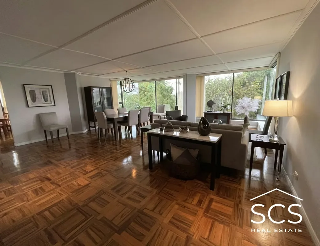 En venta este espacioso, silencioso, seguro y privado apartamento ubicado en torre en Barrio Amón en una ubicación privilegiada, en un edificio de tan solo 8 apartamentos, de los ...