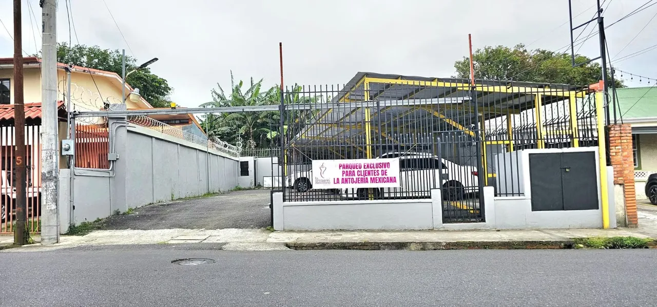 Ubicación: 200 metros al norte de la Princesa Marina sobre la calle principal.
