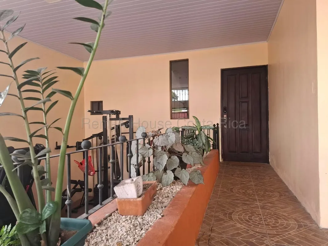 ¡Descubre una casa con espacios versátiles en un residencial de Mata de Plátano, Guadalupe! Esta propiedad de varios niveles combina una distribución dinámica con áreas que puedes ...