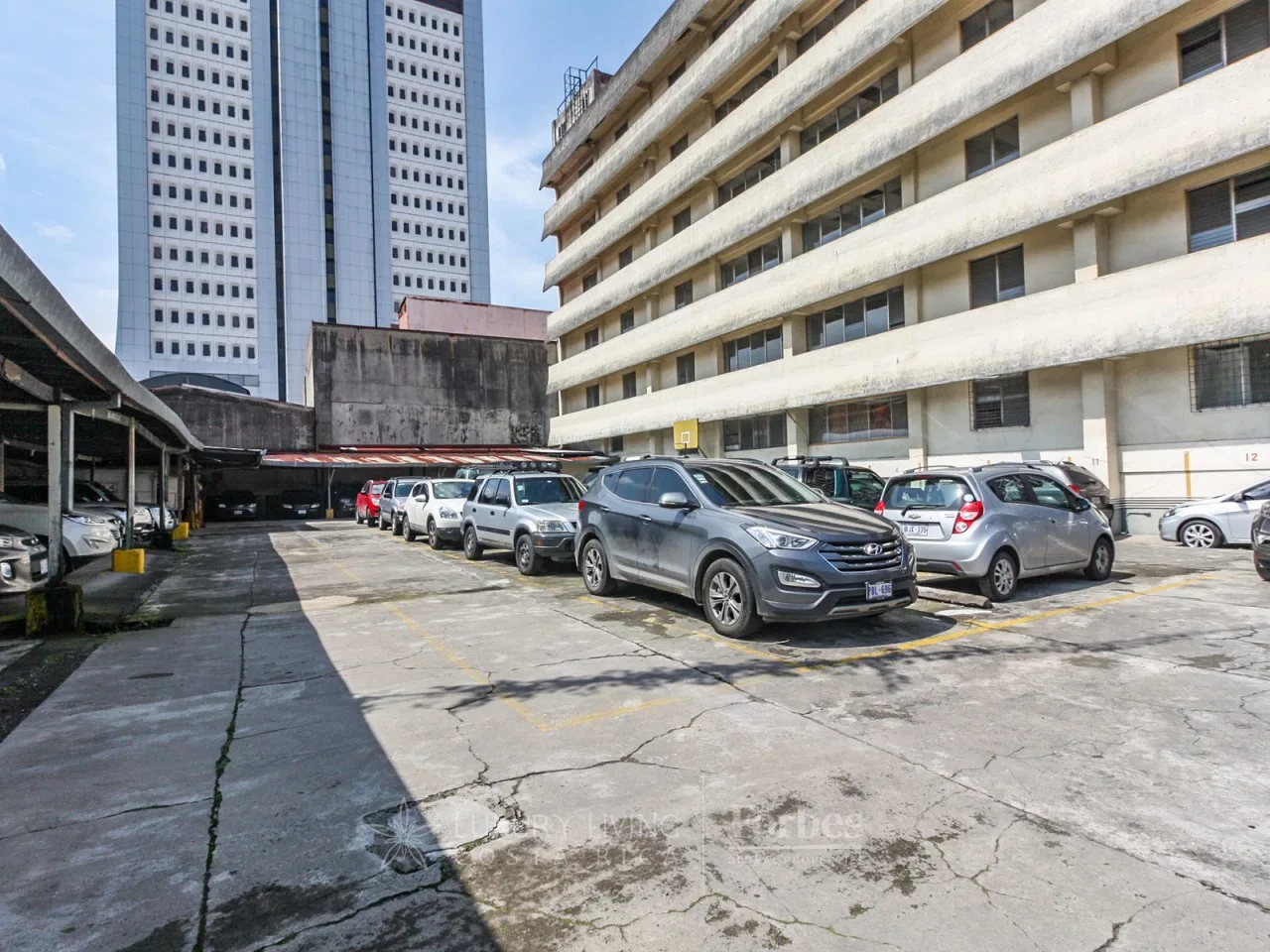 Building with 60 parking spaces in San José City Center