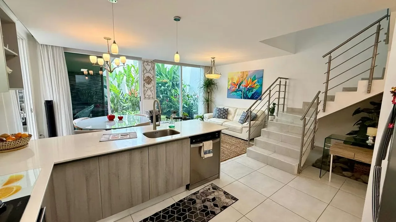 Disfrute de un estilo de vida exclusivo en esta elegante casa de diseño moderno, completamente amueblada y equipada para ofrecer comodidad, funcionalidad y sofisticación en cada ...