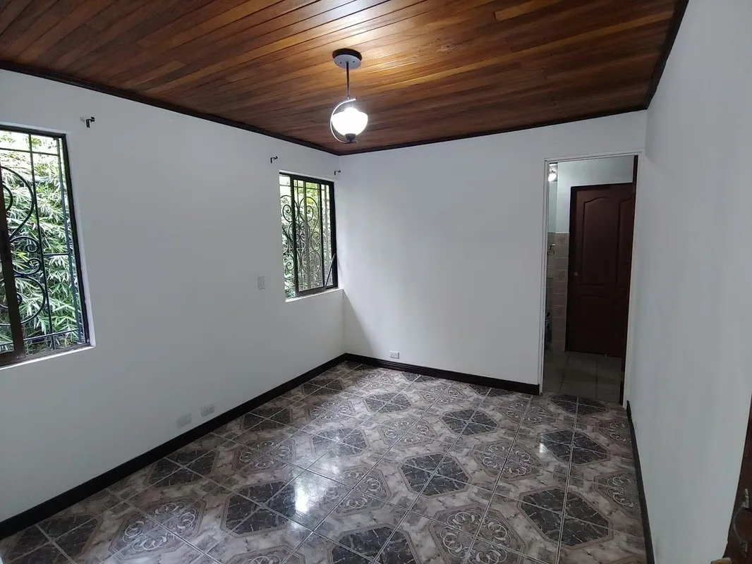 El monto de alquiler del apartamento es de 330,000 colones e incluye el agua y la luz.