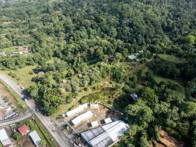 Lote de fácil acceso con vista al mar en Uvita con Casita, Rancho y piscina ya construidos.