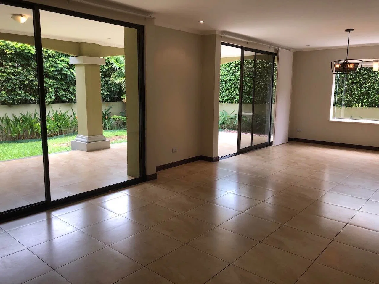 ALQUILER Y VENTA DE CASA CON LINEA BLANCA EN CONDOMINIO ALMERIA