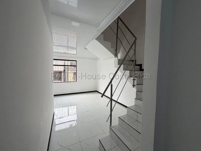 Venta de Casa Esquinera en Tibás-San Juan. RAH 27-227 - Venta en Tibás, photo 2