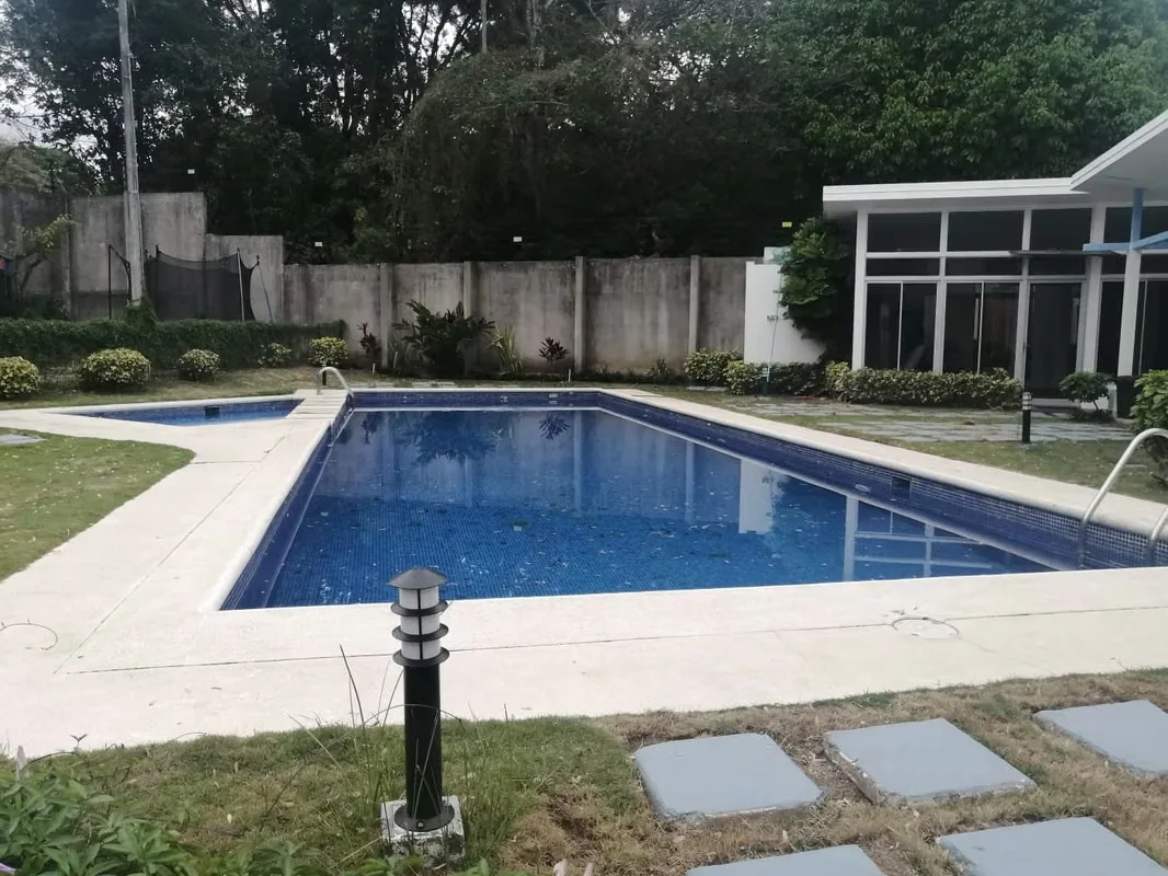 Casa dentro de Condominio de dos pisos, con cochera para dos autos, primer piso sala comedor ampliaos con mucha luz, cocina con desayunador, muebles , sobres de cuarzo, area de ...
