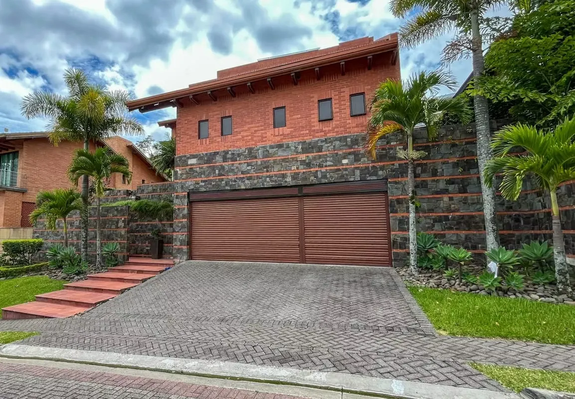 For sale. Escazú: exclusive residence with spacious interiors and unbeatable location
