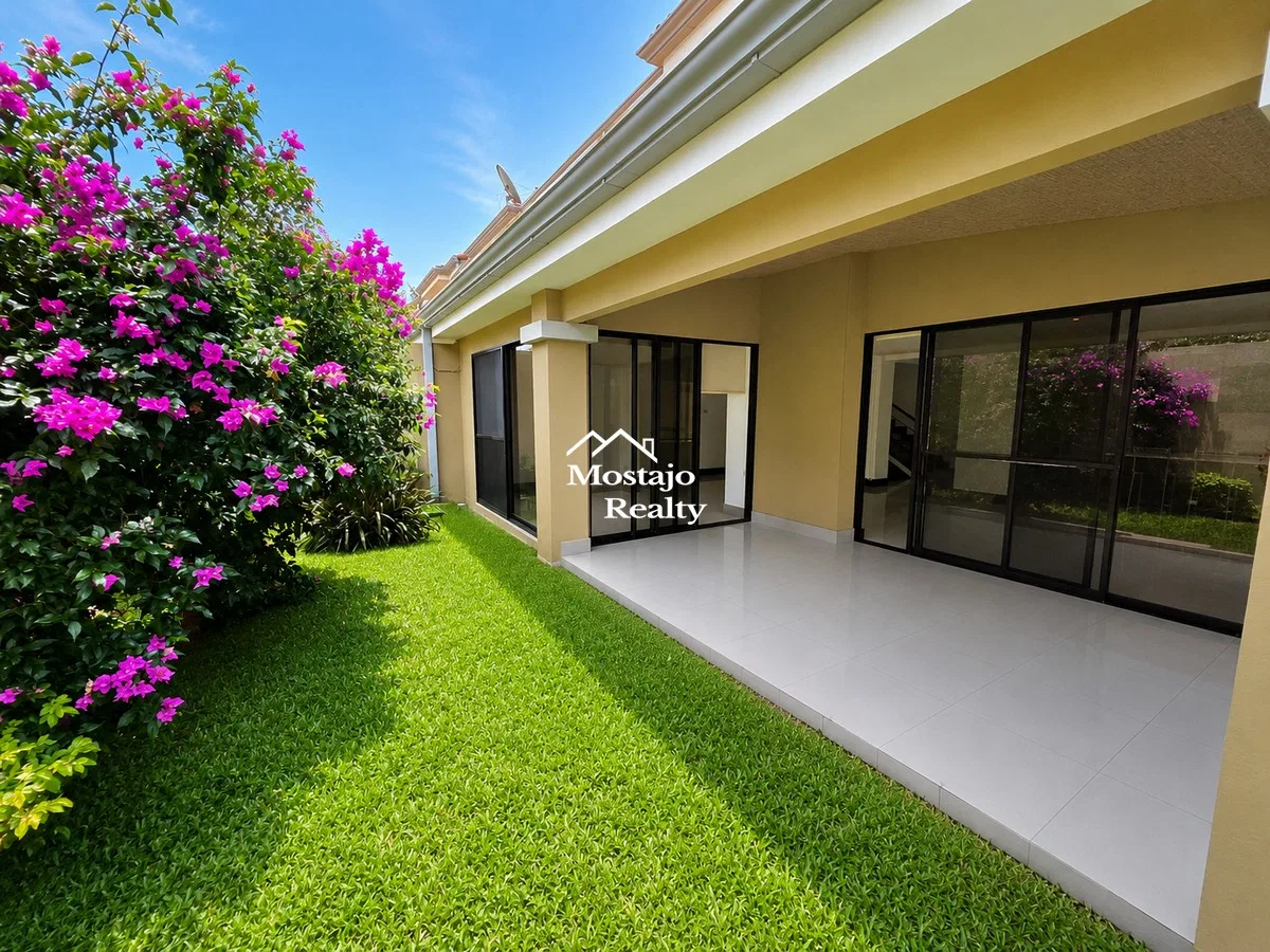 Alquiler de casa esquinera, Condominio, Pozos de Santa Ana