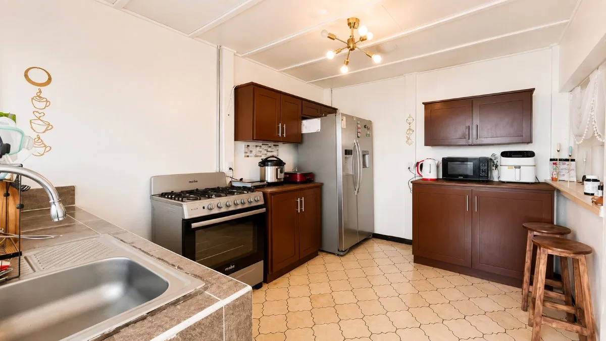 VENTA DE CASA DE 244 M2 EN BARRIO SAN ANDRES, PEREZ ZELEDON: CONSTRUCCION TOTAL Y COCHERA PARA 3 VEHICULOS - Venta en Pérez Zeledón, photo 2