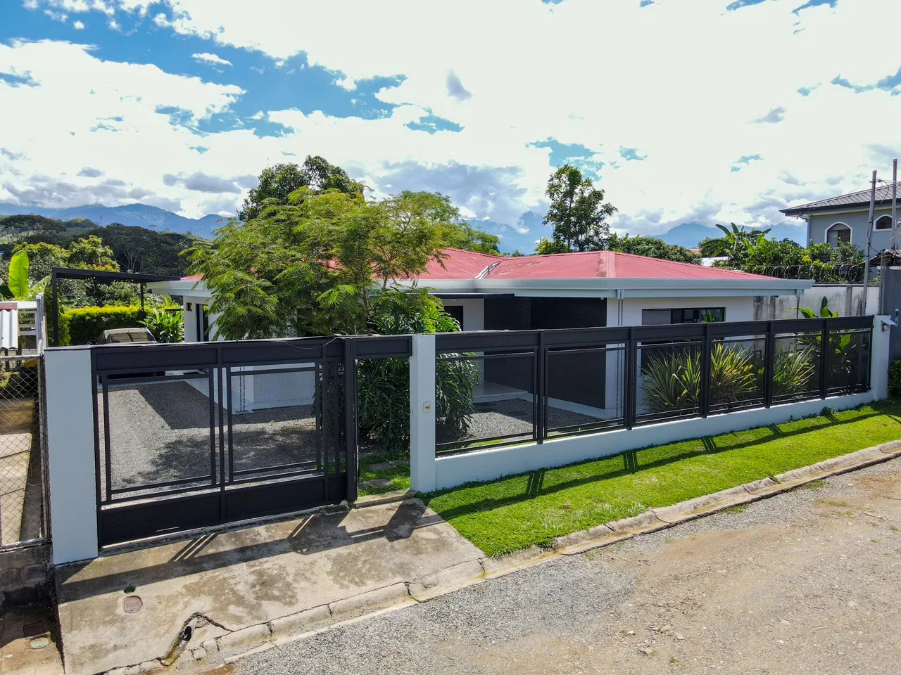 PRIME LOCATION 3 BEDROOM HOME WITH LOVELY SMALL BACKYARD & MOUNTAIN VIEW – 0.12 ACRES