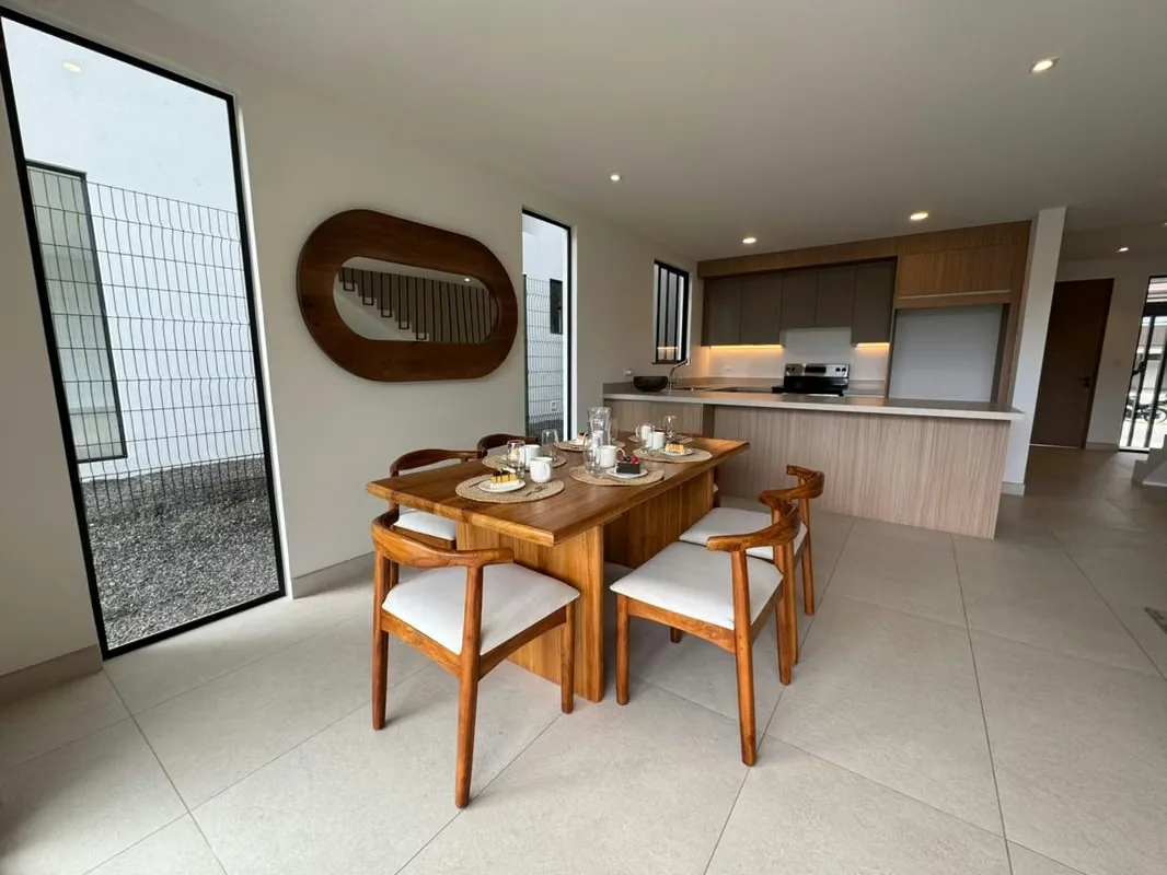 Descubre la perfecta combinación de exclusividad y naturaleza en este moderno proyecto de diecisiete unidades en condominio, ubicado en la prestigiosa zona de Ulloa, Heredia. Esta casa ..., photo 3