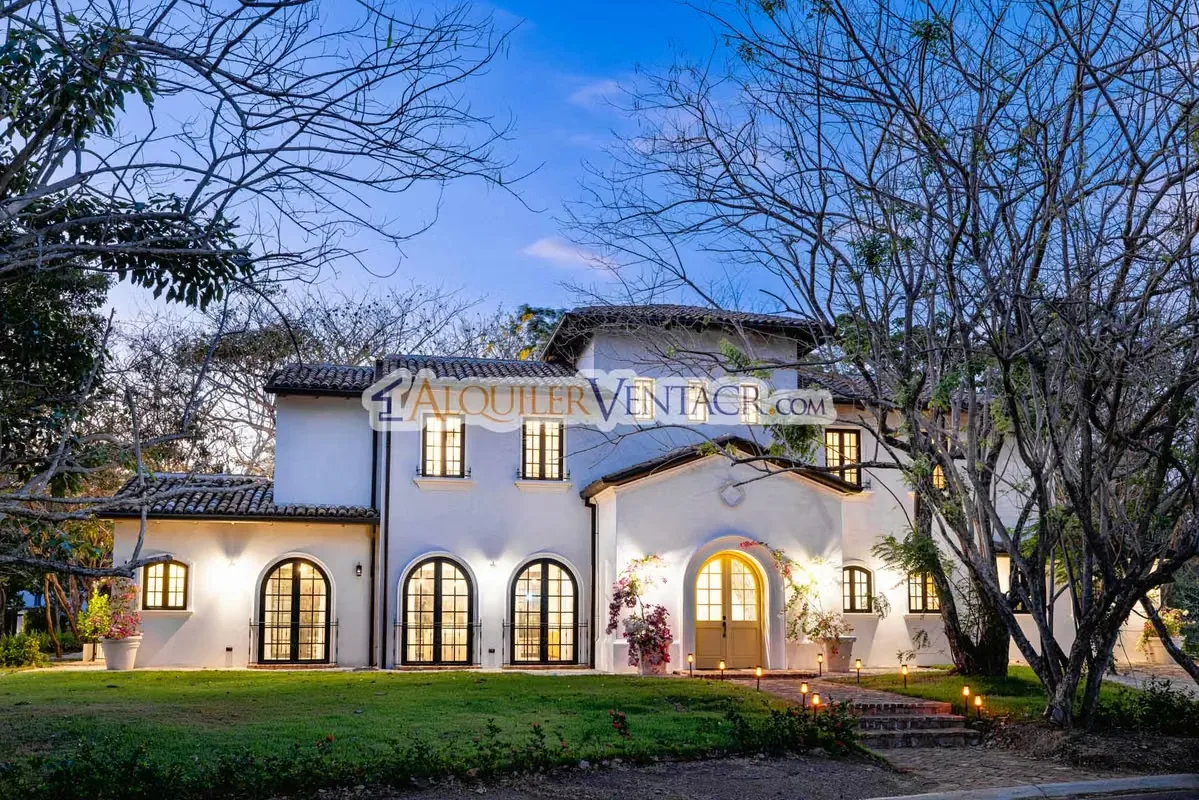For sale luxury house with own swimming pool in the exclusive Hacienda Pinilla in Tamarindo Guanacaste, is 2 levels, is 454 m2 of construction and 1,630 m2 of lot, has 4 spacious rooms ...