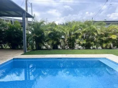 Villa en Quepos Hills con piscina, patio cubierto y jardines tropicales, photo 9
