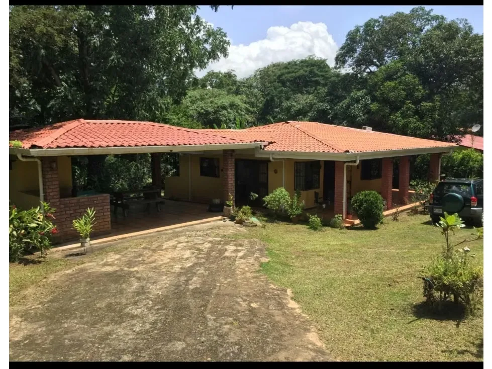 Disfruta de la tranquilidad y naturaleza en esta hermosa casa campestre ubicada en el pintoresco pueblo de San Pedro de Turrubares. Con una amplia extensión de terreno de 3455.0 m² y ...