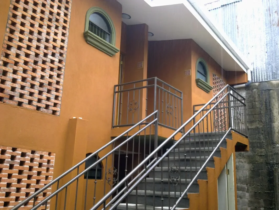 Studio apartment with 1 bedroom and separate entrance, located on the first floor, very close to Shoppers and behind Purdy Motors. With four batteries and own internal garden. If one ...