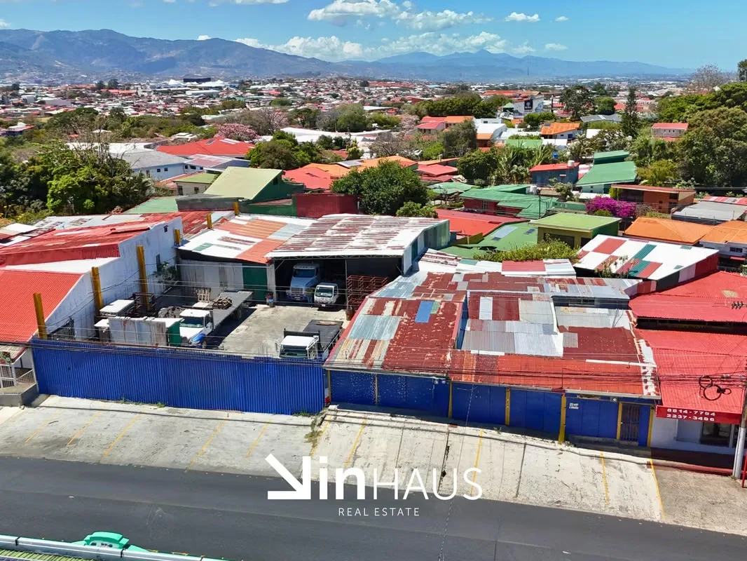 Mercedes Norte de Heredia, in the vicinity of the Automercado, is located this commercial property with a total land of 1163 square meters, consisting of two lots of 512 and 851 square ...