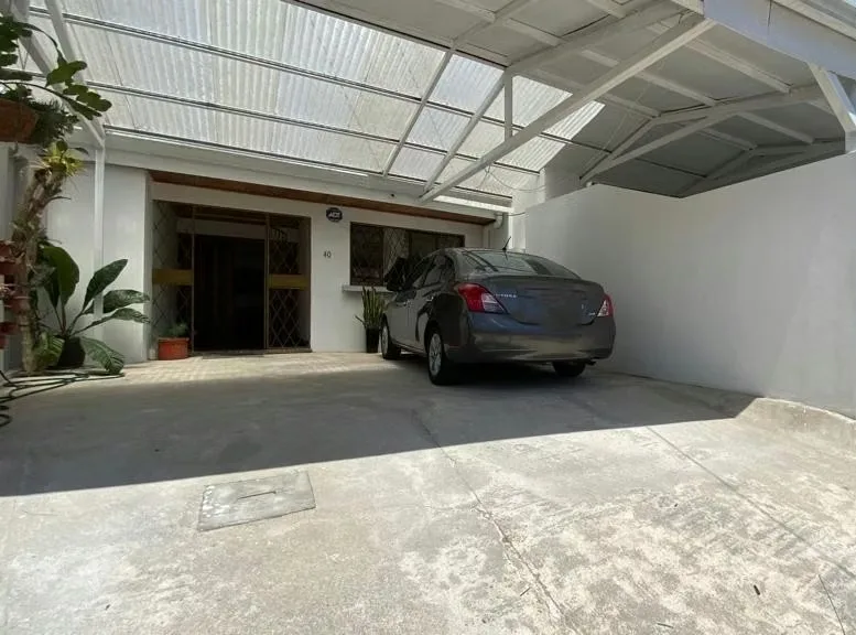 Con baño completo privado , un dormitorio , una cocina, un mini patio y cochera que caben dos carros pequeños, en calle sin salida y muy silencioso con dos parques, uno con cancha de ...