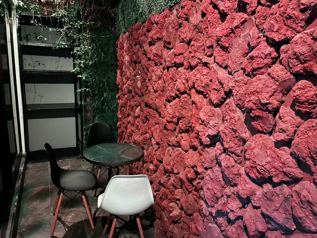 Con baño completo privado , un dormitorio , una cocina, un mini patio y cochera que caben dos carros pequeños, en calle sin salida y muy silencioso con dos parques, uno con cancha de ..., photo 2