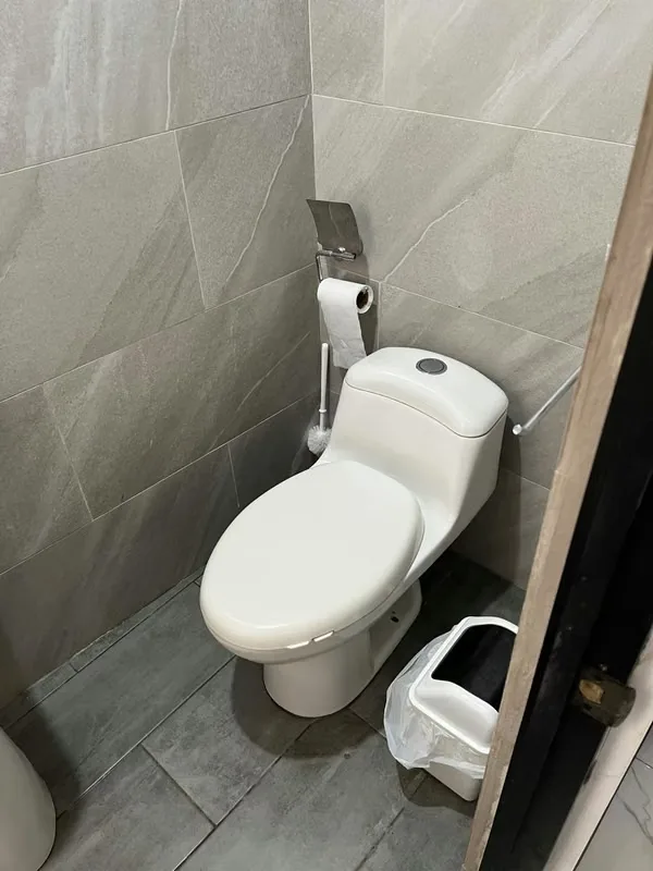 Con baño completo privado , un dormitorio , una cocina, un mini patio y cochera que caben dos carros pequeños, en calle sin salida y muy silencioso con dos parques, uno con cancha de ..., photo 11