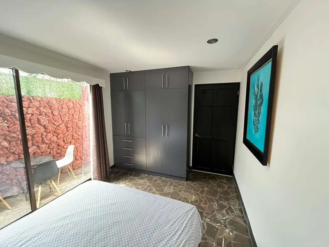 Con baño completo privado , un dormitorio , una cocina, un mini patio y cochera que caben dos carros pequeños, en calle sin salida y muy silencioso con dos parques, uno con cancha de ..., photo 12