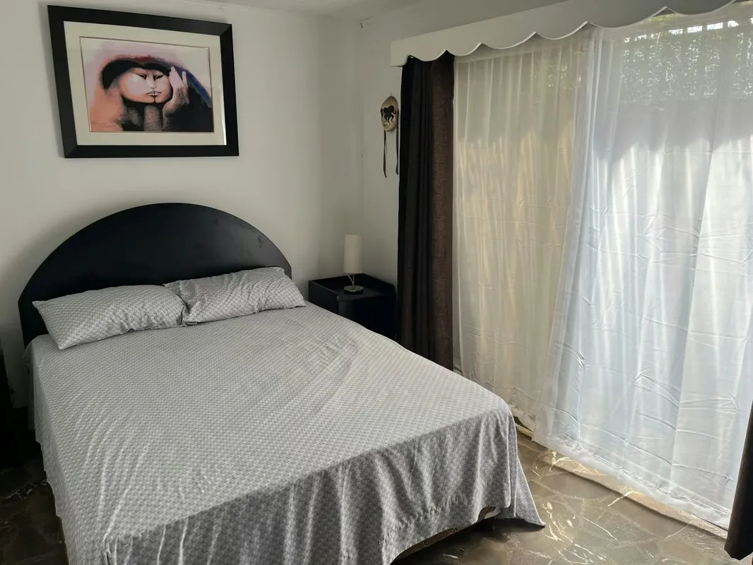 Con baño completo privado , un dormitorio , una cocina, un mini patio y cochera que caben dos carros pequeños, en calle sin salida y muy silencioso con dos parques, uno con cancha de ..., photo 13