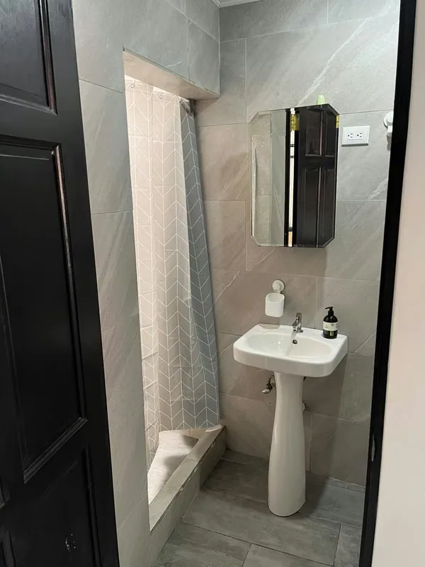 Con baño completo privado , un dormitorio , una cocina, un mini patio y cochera que caben dos carros pequeños, en calle sin salida y muy silencioso con dos parques, uno con cancha de ..., photo 14