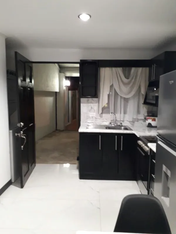 Con baño completo privado , un dormitorio , una cocina, un mini patio y cochera que caben dos carros pequeños, en calle sin salida y muy silencioso con dos parques, uno con cancha de ..., photo 16