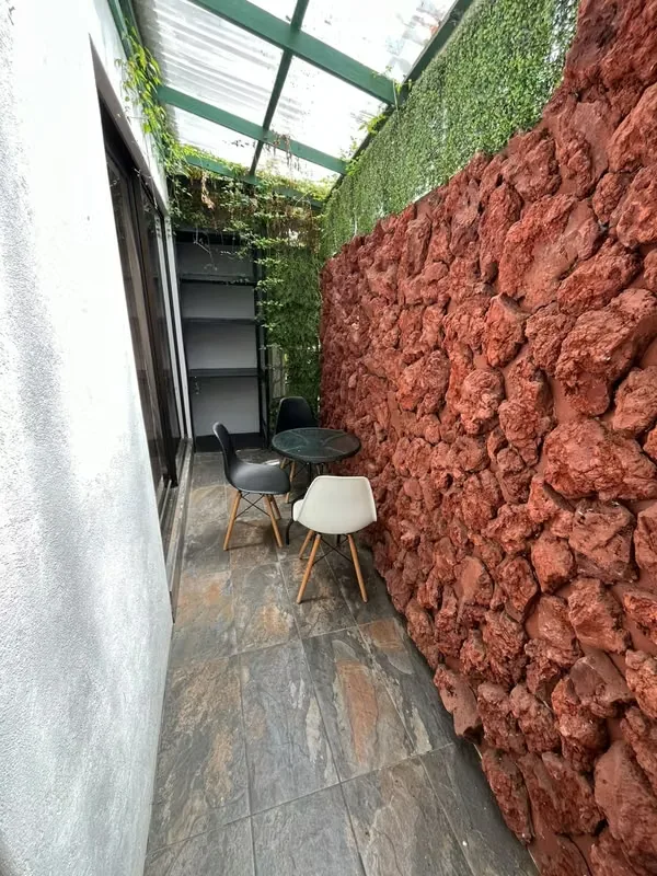 Con baño completo privado , un dormitorio , una cocina, un mini patio y cochera que caben dos carros pequeños, en calle sin salida y muy silencioso con dos parques, uno con cancha de ..., photo 3