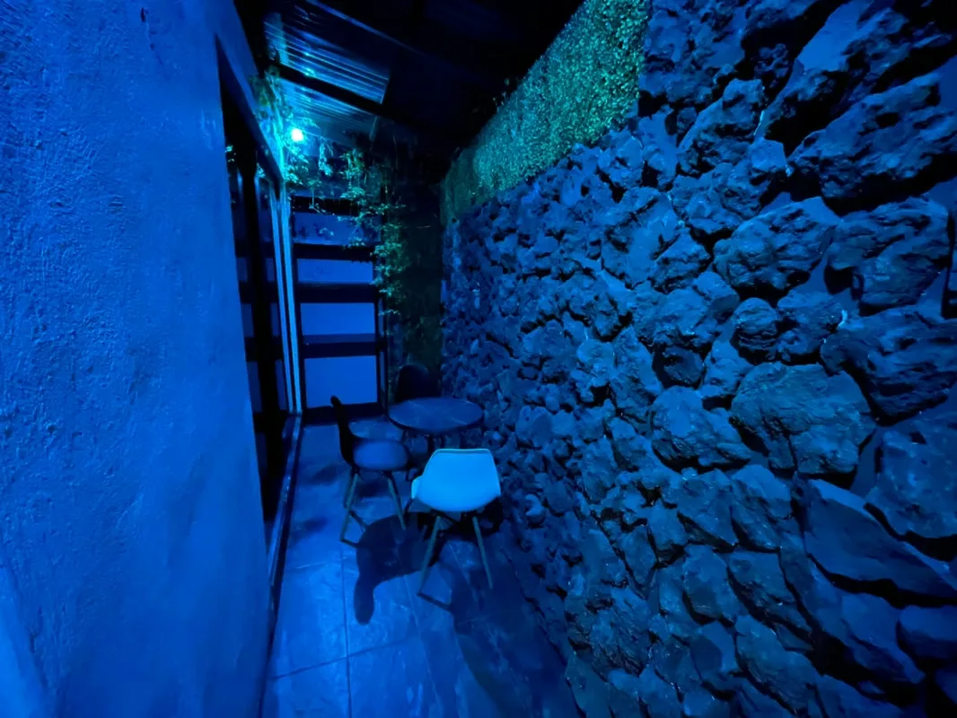 Con baño completo privado , un dormitorio , una cocina, un mini patio y cochera que caben dos carros pequeños, en calle sin salida y muy silencioso con dos parques, uno con cancha de ..., photo 5