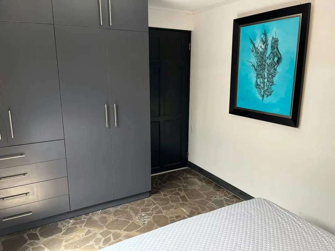 Con baño completo privado , un dormitorio , una cocina, un mini patio y cochera que caben dos carros pequeños, en calle sin salida y muy silencioso con dos parques, uno con cancha de ..., photo 6
