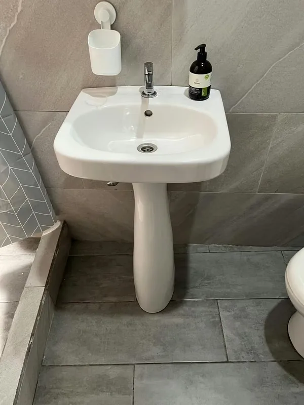 Con baño completo privado , un dormitorio , una cocina, un mini patio y cochera que caben dos carros pequeños, en calle sin salida y muy silencioso con dos parques, uno con cancha de ..., photo 7