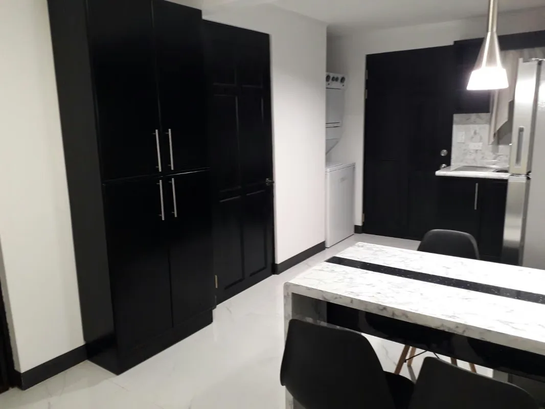 Con baño completo privado , un dormitorio , una cocina, un mini patio y cochera que caben dos carros pequeños, en calle sin salida y muy silencioso con dos parques, uno con cancha de ..., photo 8