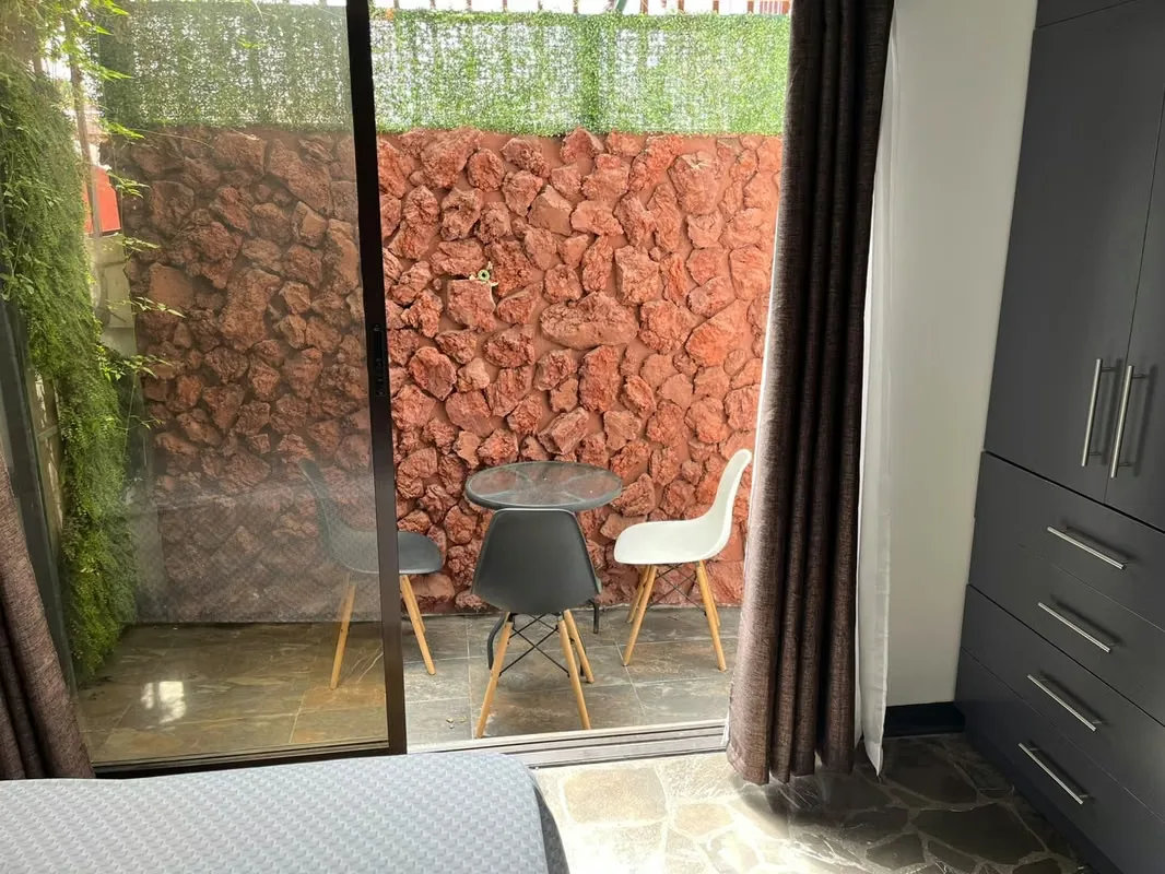 Con baño completo privado , un dormitorio , una cocina, un mini patio y cochera que caben dos carros pequeños, en calle sin salida y muy silencioso con dos parques, uno con cancha de ..., photo 9