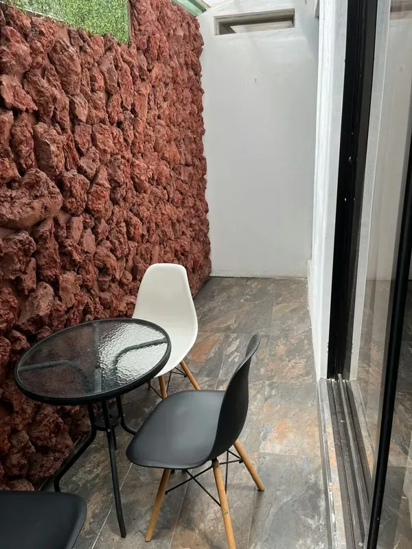 Con baño completo privado , un dormitorio , una cocina, un mini patio y cochera que caben dos carros pequeños, en calle sin salida y muy silencioso con dos parques, uno con cancha de ..., photo 10