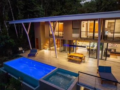 Paraíso en la jungla de 4 habitaciones con vistas al océano.