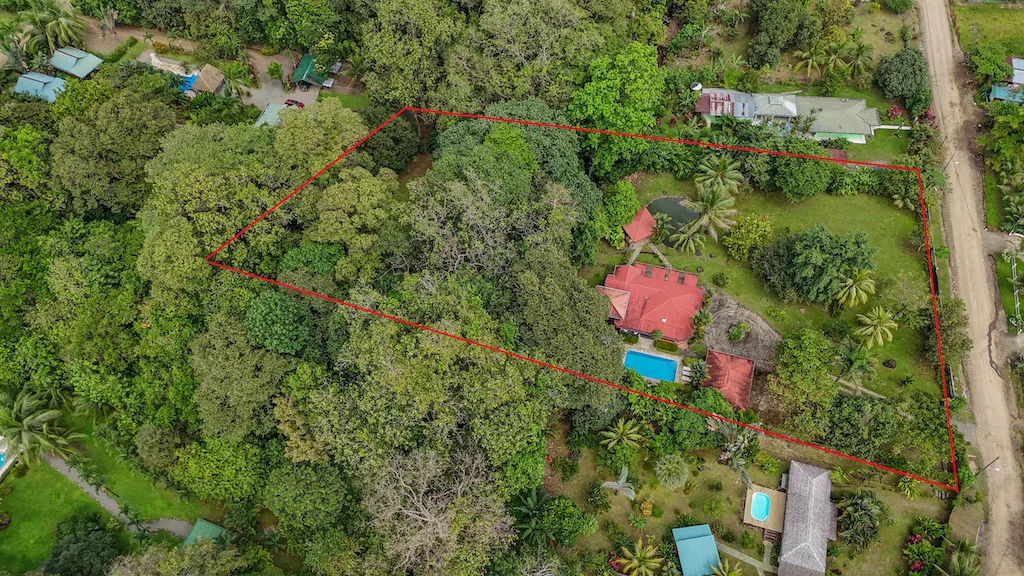RIVERFRONT PROPERTY WITH 3 BEDROOM HOME AND HUGE GARDEN AREA, photo 3