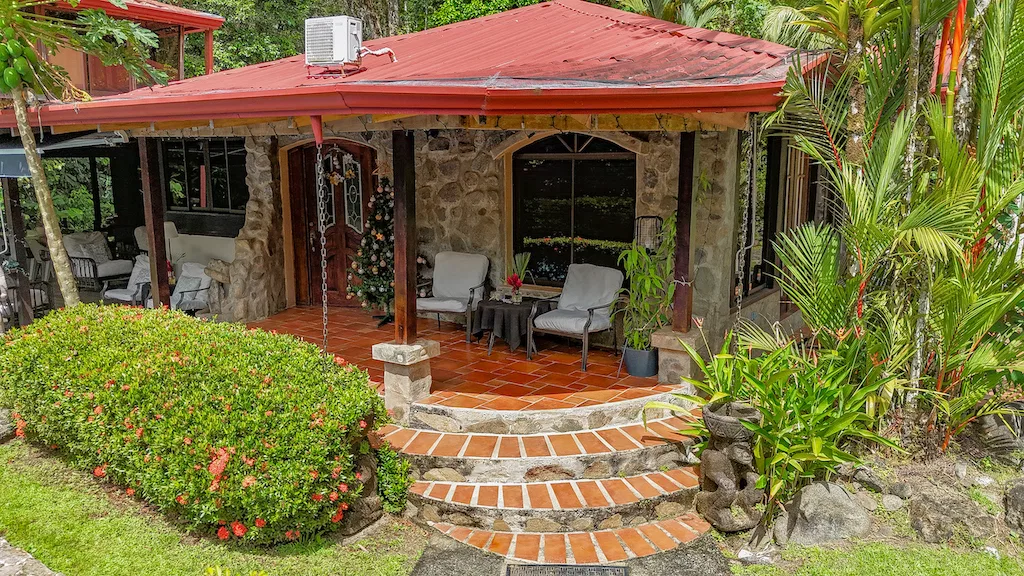 RIVERFRONT PROPERTY WITH 3 BEDROOM HOME AND HUGE GARDEN AREA, photo 9