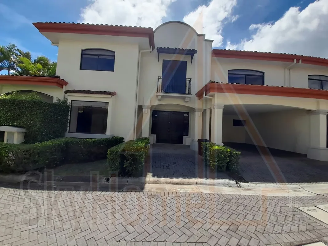 Casa de amplios espacios y acabados de lujo, ubicada en un condominio exclusivo que combina la cercanía a la vida urbana con un entorno residencial alejado del movimiento y el ruido de ...