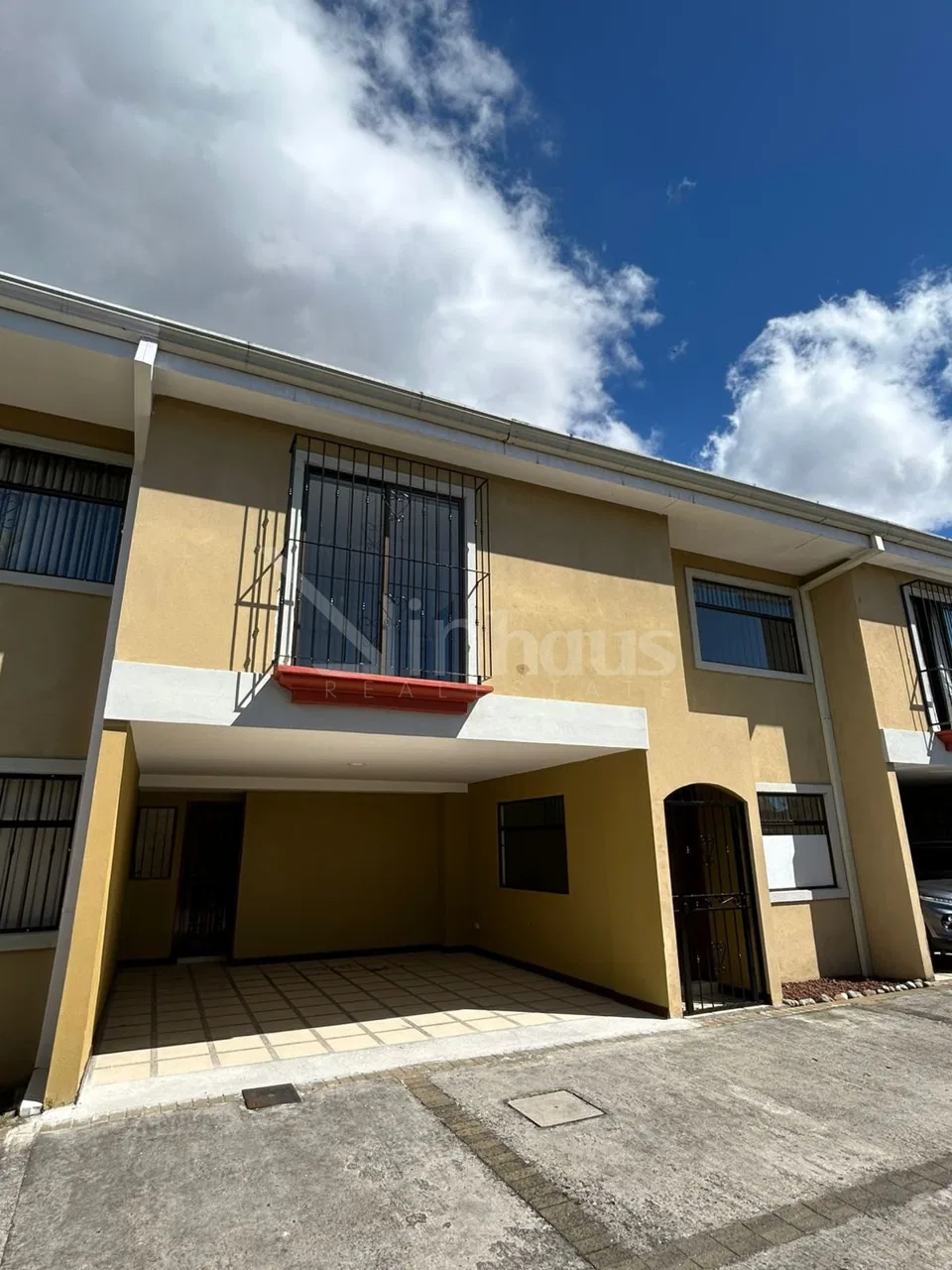 Casa de dos plantas en condominio privado de solo 6 unidades PINARES