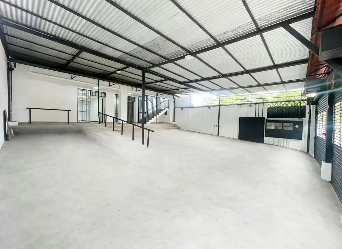Excelente oportunidad para establecer su empresa en una ubicación estratégica de Rohrmoser, en una zona ...