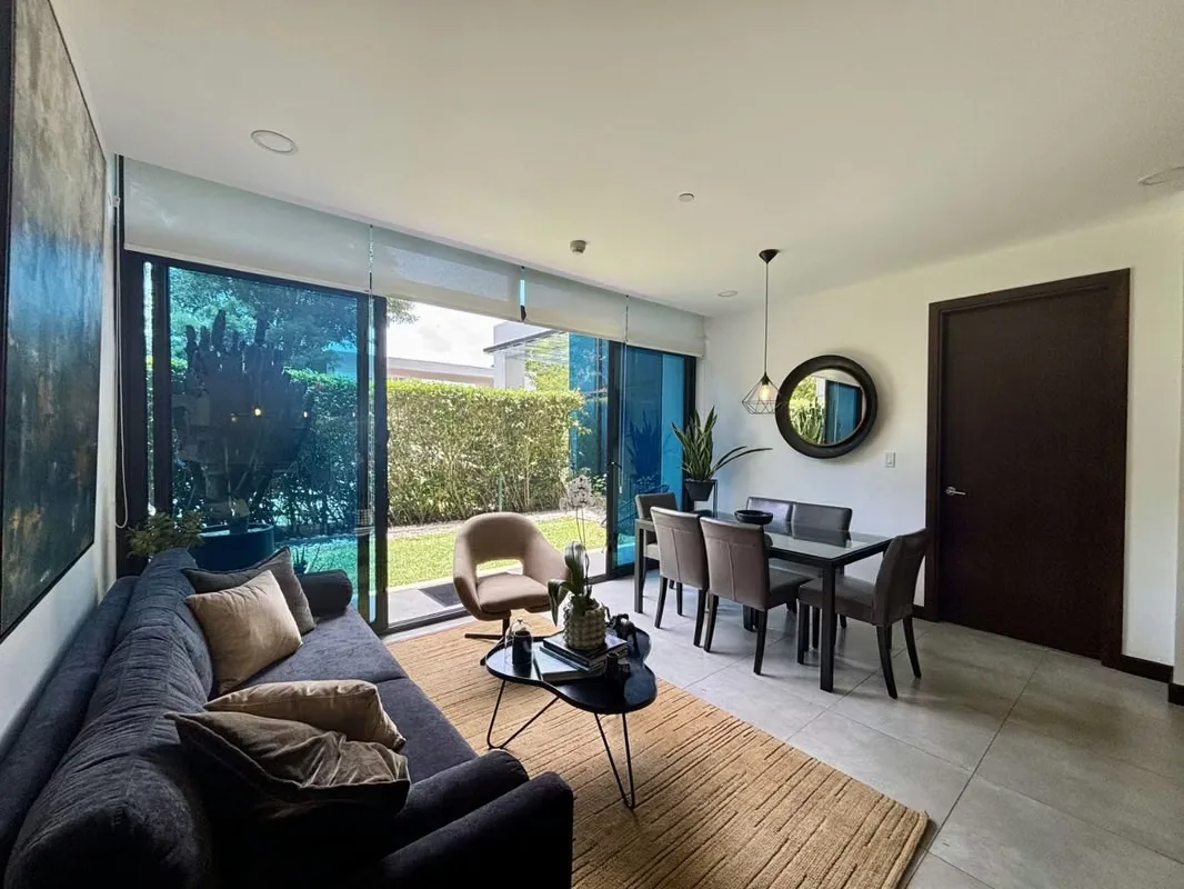 Descubra la comodidad de vivir en este elegante apartamento en primer nivel, completamente amoblado y diseñado para brindar un estilo de vida práctico y confortable. Su principal ...