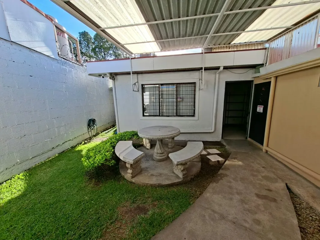 Casa de una sola planta con amplio patio y jardín, estratégicamente ubicada en una zona de alta demanda cerca de La Sabana., photo 4