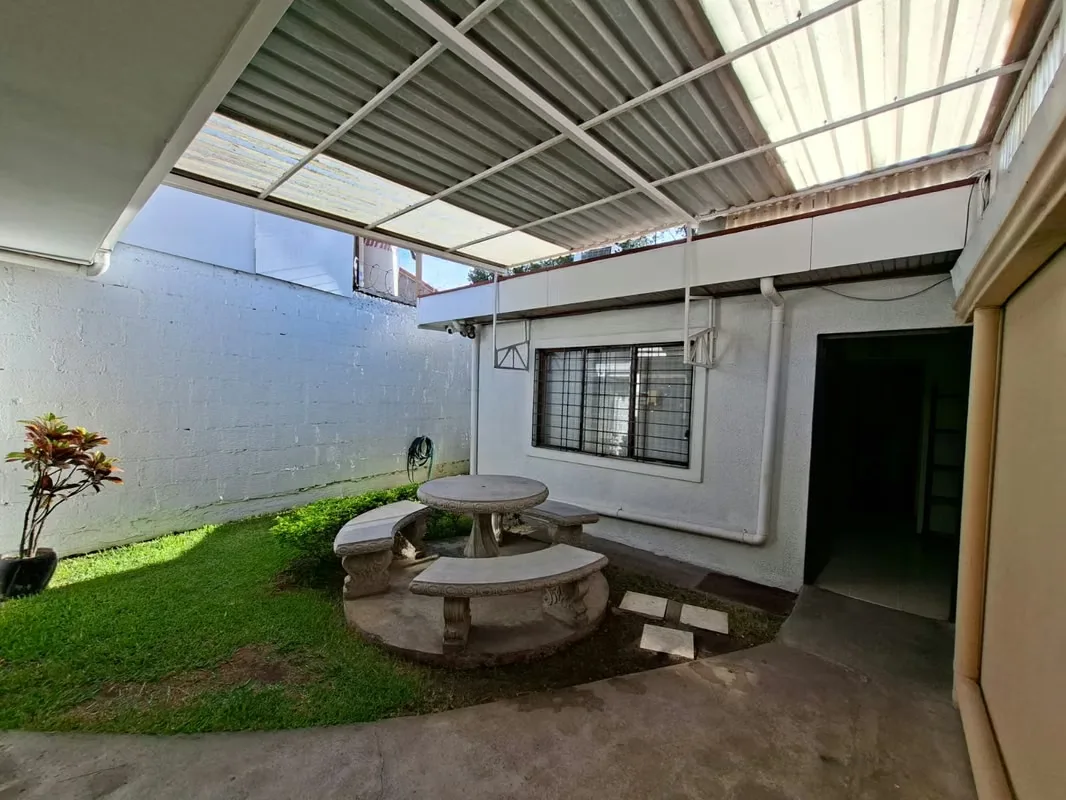 Casa de una sola planta con amplio patio y jardín, estratégicamente ubicada en una zona de alta demanda cerca de La Sabana., photo 5