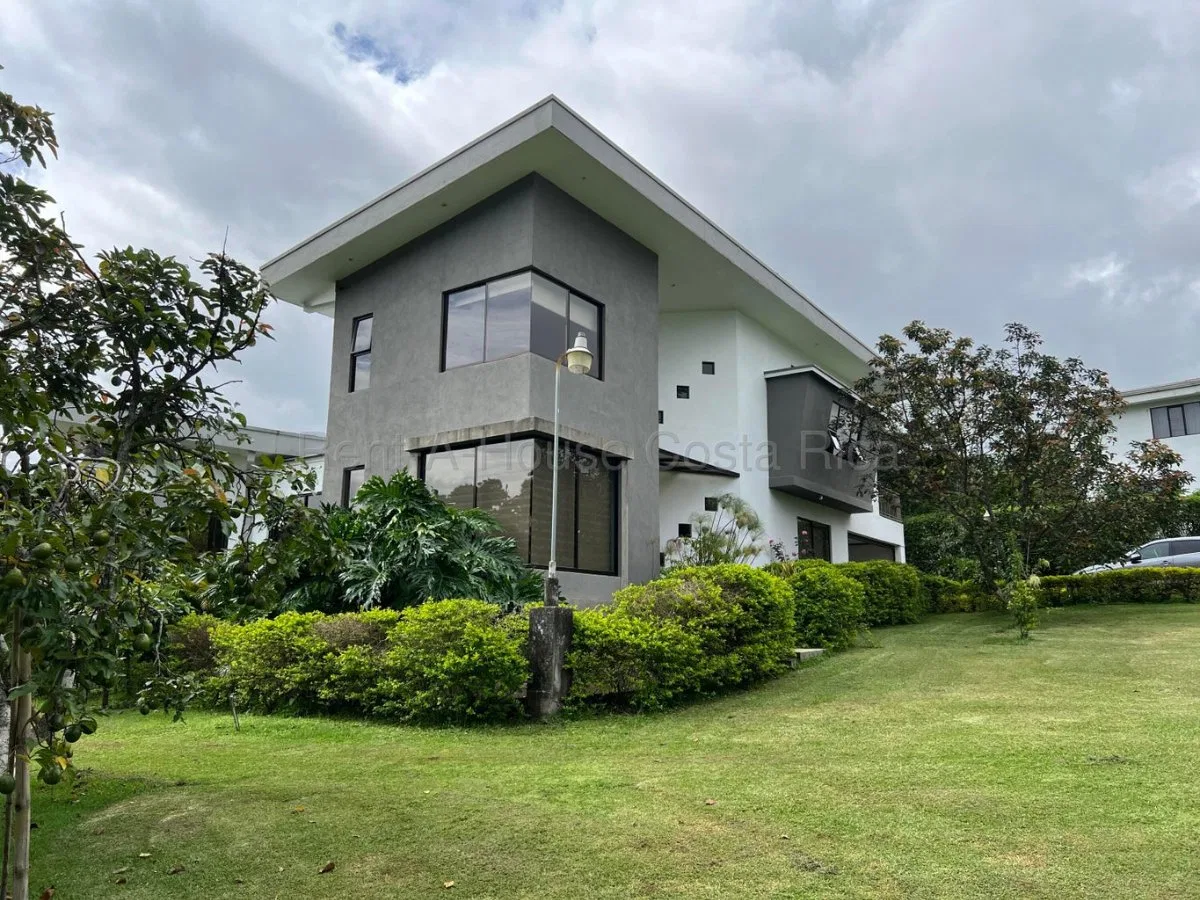 Venta de Imponente Casa en Barva, Heredia / Mls. 26-1533 OFC JB - Venta en Barva