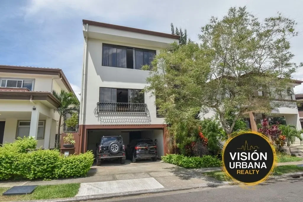 House in the Francosta Condominium in Heredia. It sits on a 312m² lot and has 378m² of construction spread over three levels, distributed as follows: