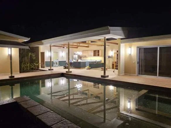 4-Bedroom Home with Pool and Jacuzzi in La Garita, Huacas