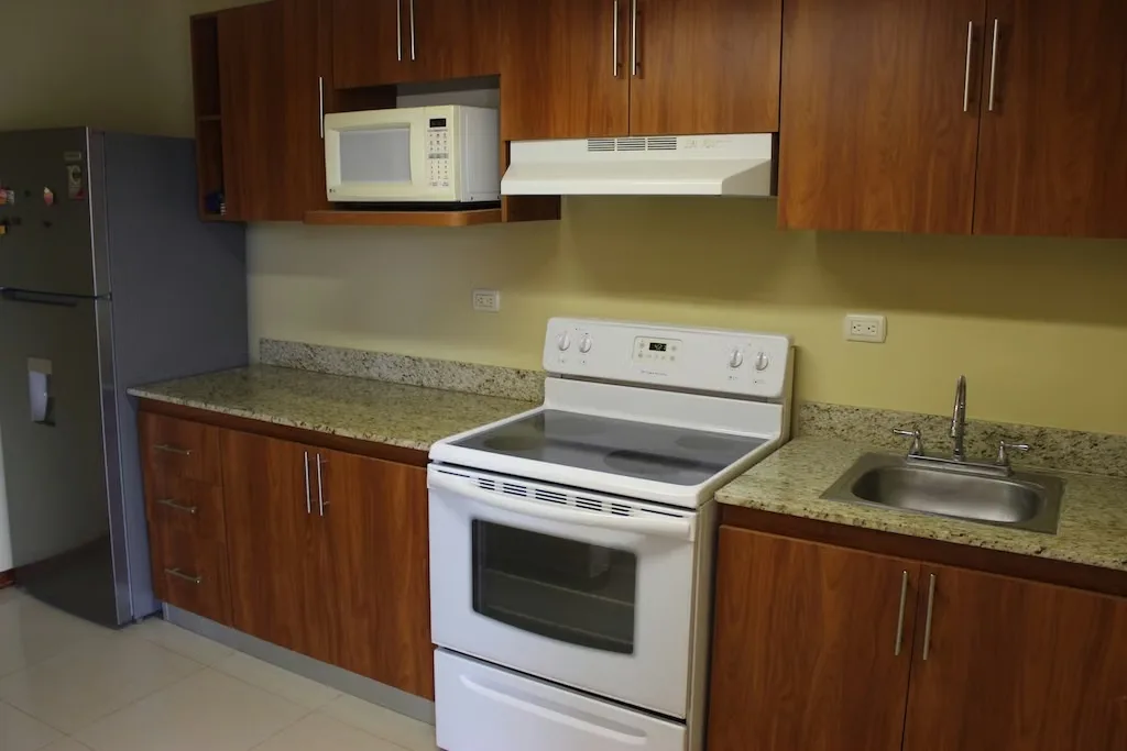 Ideal for investment or weekend getaways; close to restaurants, shops, and businesses. Balcony overlooking the pool and gardens. Features 2 bedrooms, 2 bathrooms, a living-dining area ..., photo 8