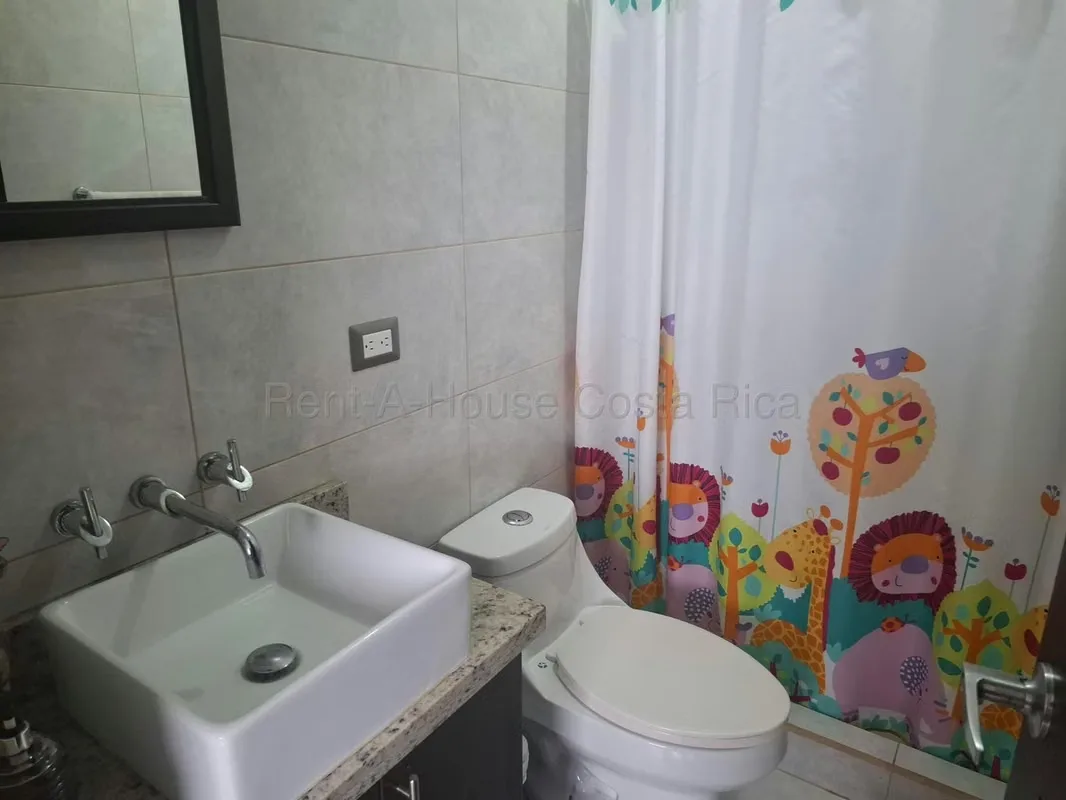 ¡Espacios amplios, privacidad y contacto con la naturaleza en un mismo lugar! Esta casa contemporánea de dos plantas, ubicada en un condominio en Sabanilla de Montes de Oca, cuenta ..., photo 15