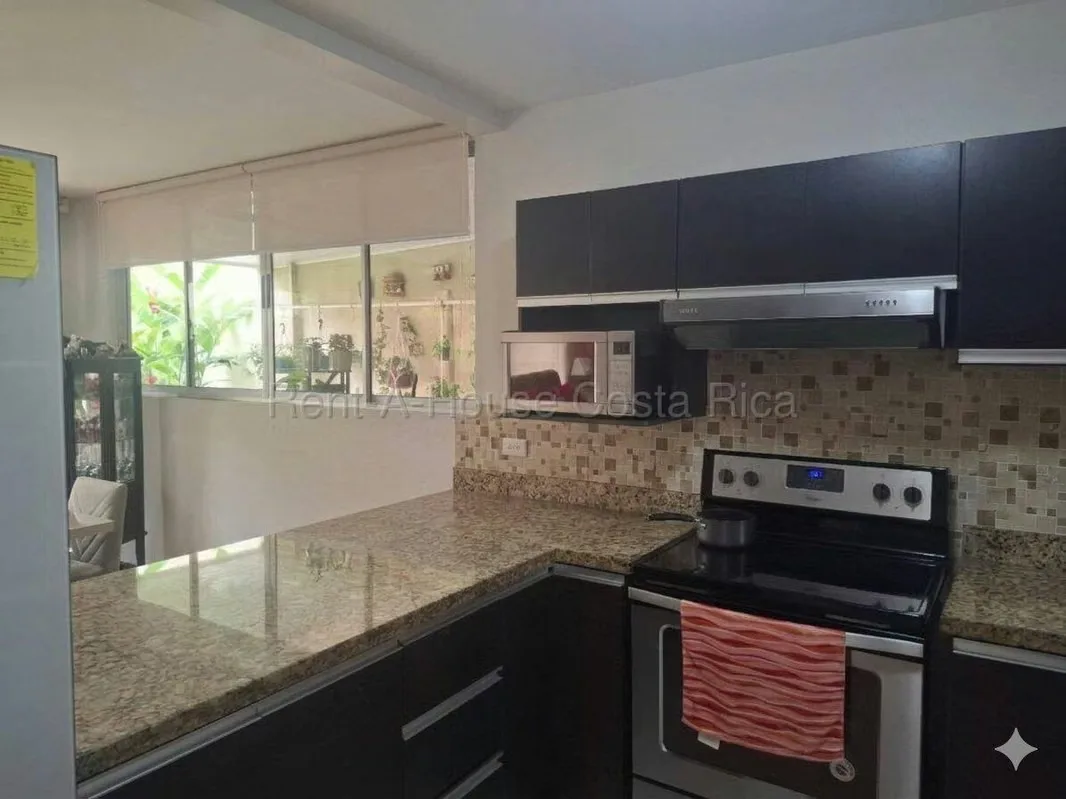 ¡Espacios amplios, privacidad y contacto con la naturaleza en un mismo lugar! Esta casa contemporánea de dos plantas, ubicada en un condominio en Sabanilla de Montes de Oca, cuenta ..., photo 9