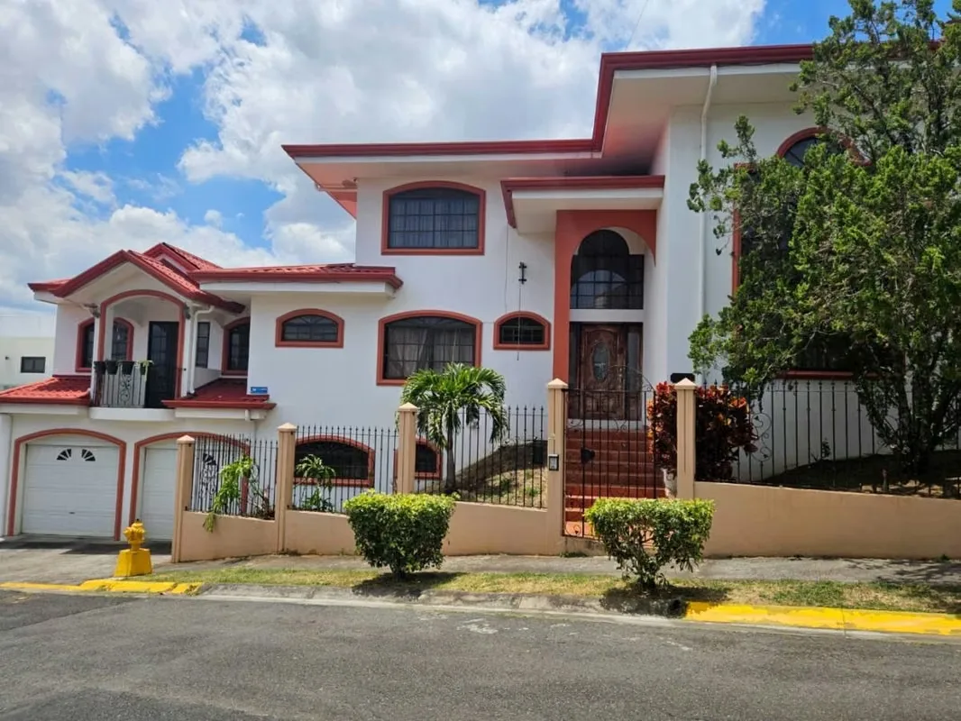 Exclusiva Casa Esquinera de 3 Niveles | Luxe & Amplitud en Límitrofe con Santo Domingo